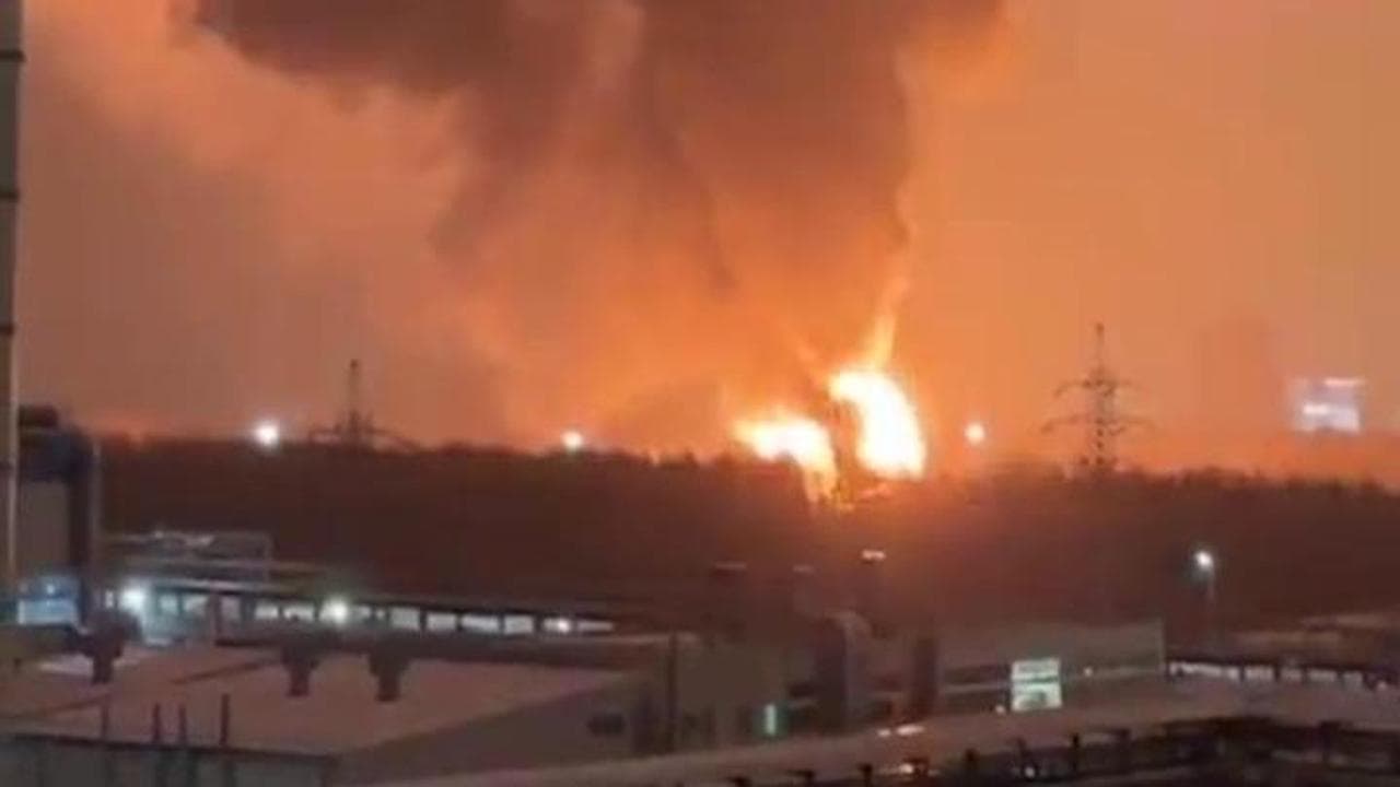 Raid ucraino nella regione russa del Tatarstan: enorme incendio in un deposito di gas