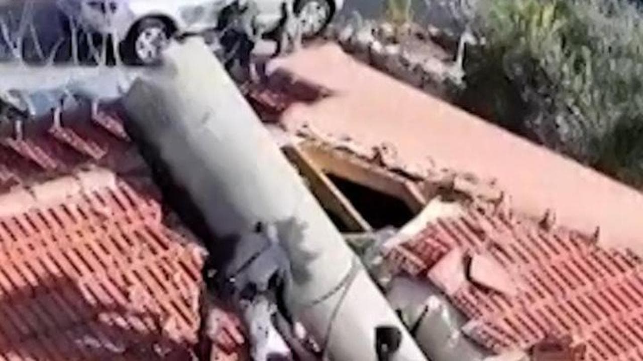 Israele, il missile Houthi abbattuto dalla contraerea si schianta su una casa