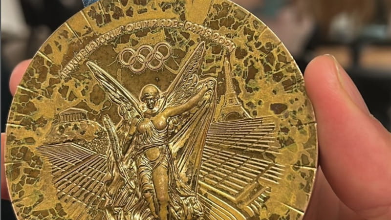 Parigi sostituisce le medaglie rovinate dopo le denunce degli atleti. E arrivano i licenziamenti