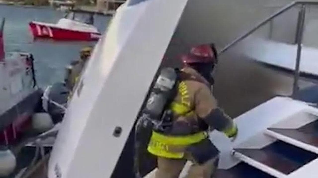 Florida, incendio su mega yacht a Fort Lauderdale: l'intervento dei Vigili del fuoco evita il peggio