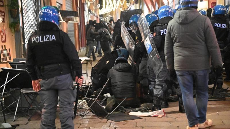 Scudo per gli agenti, bufera sul governo. La destra: “Necessario”. Il faro del Quirinale