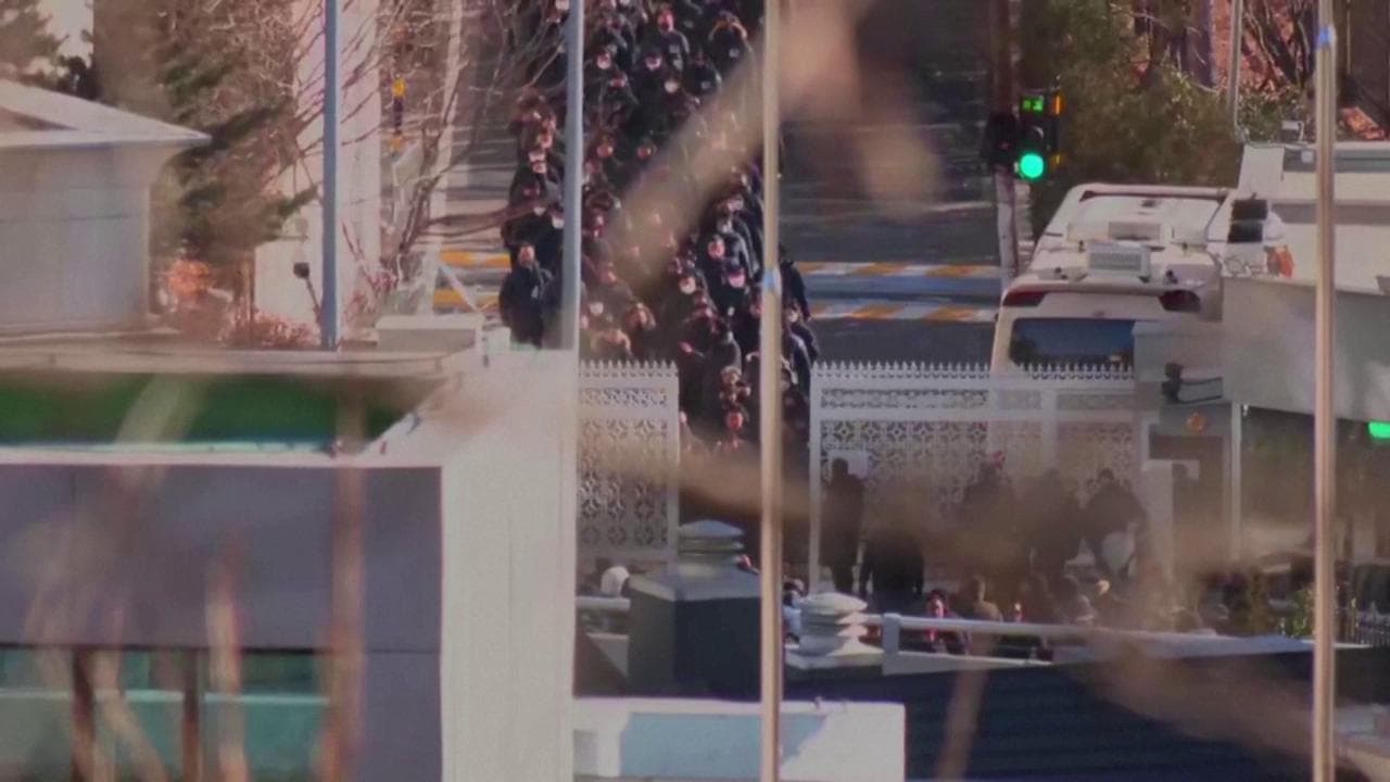 Corea del sud, corteo di auto e 3 mila agenti anti-corruzione per l'arresto del presidente Yoon