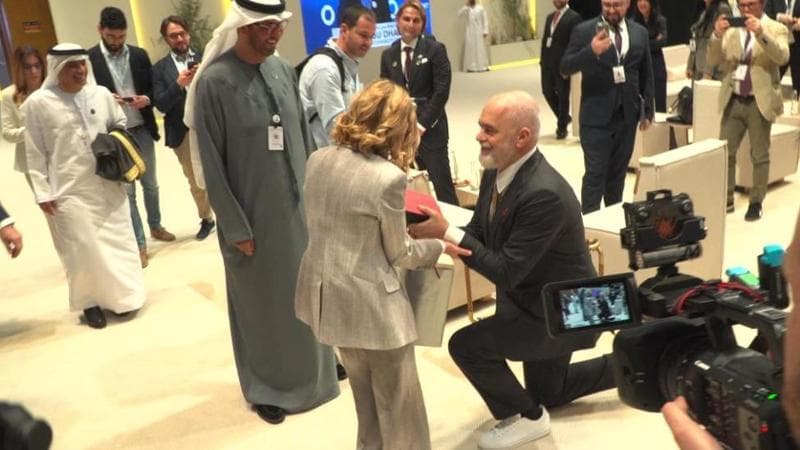 Meloni, compleanno a Abu Dhabi. Rama le regala un foulard: Musk? Gli altri vanno e vengono, io resto