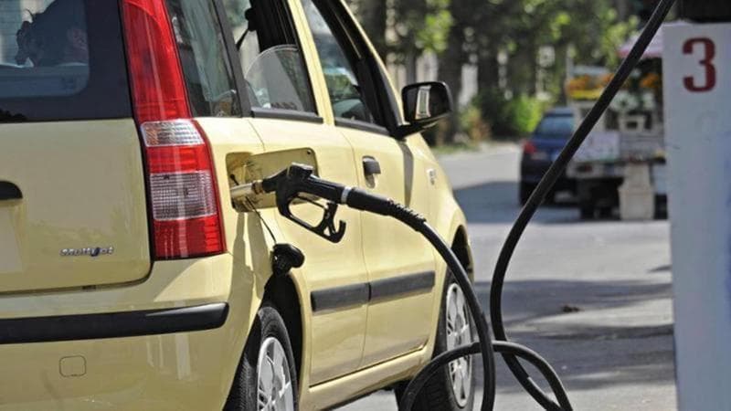 Benzina e diesel ai massimi da agosto. I consumatori: “Intervenga Mister prezzi”