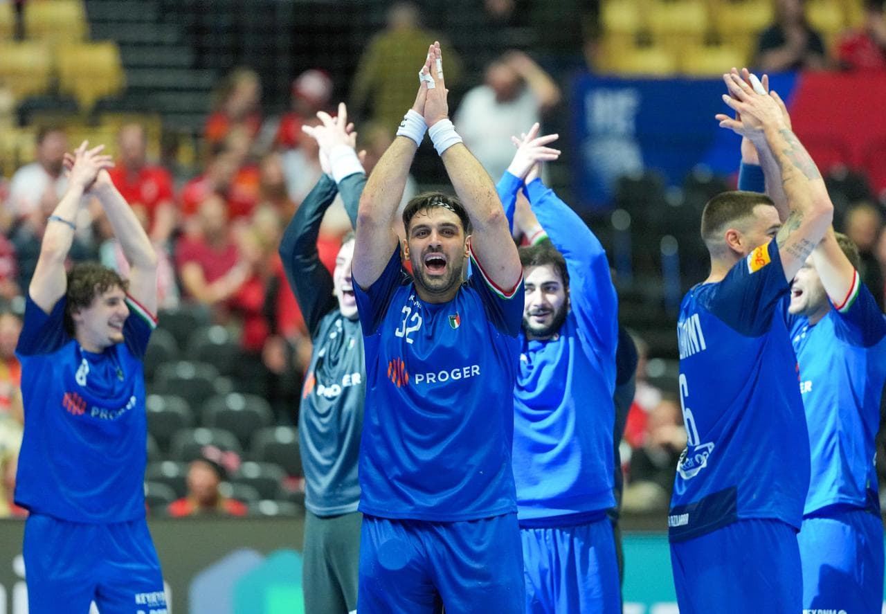 Gli azzurri festeggiano la vittoria sulla Tunisia