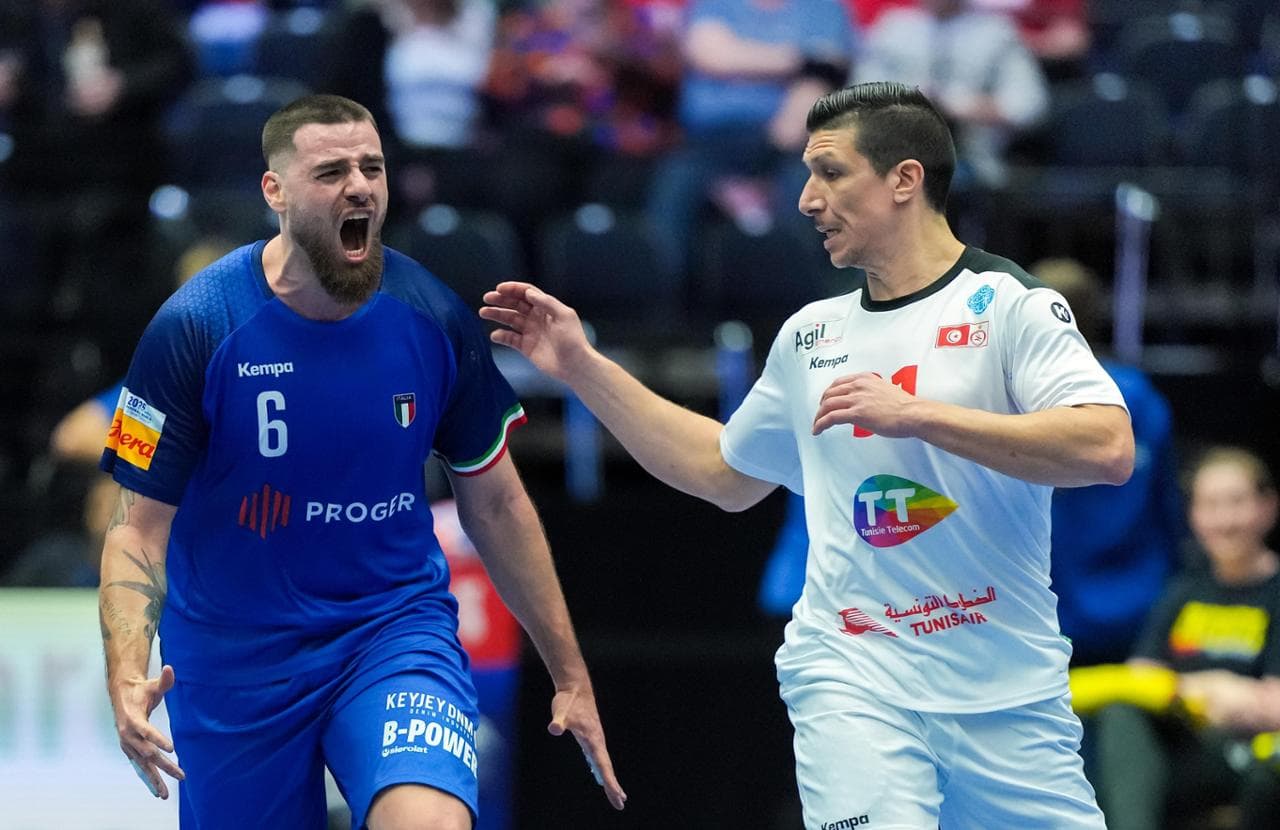 Davide Bulzamini festeggia una sua rete