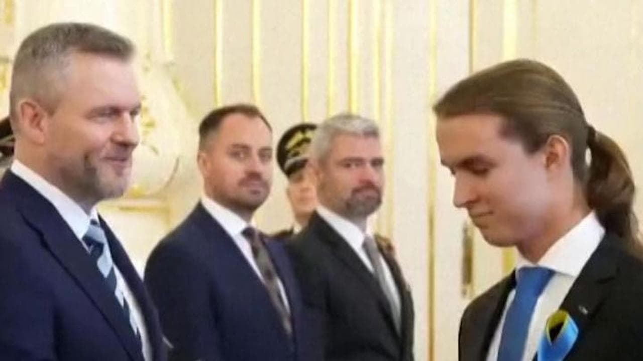 Slovacchia: lo studente di matematica premiato dal presidente si rifiuta di stringergli la mano