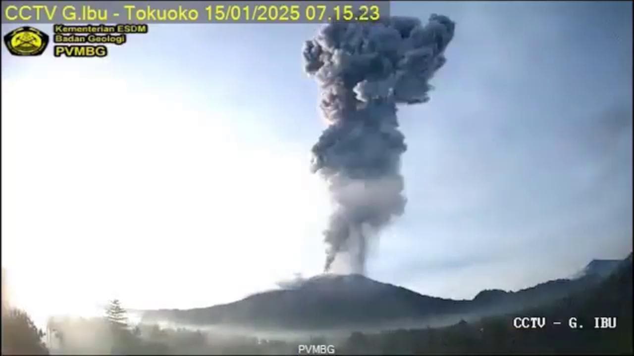 Indonesia, erutta ancora Monte Ibu: la colonna di cenere è alta quattro chilometri