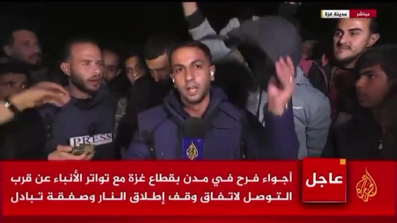 Gaza, il giornalista di Al Jazeera comunica l'accordo e si toglie elmetto e giubbotto