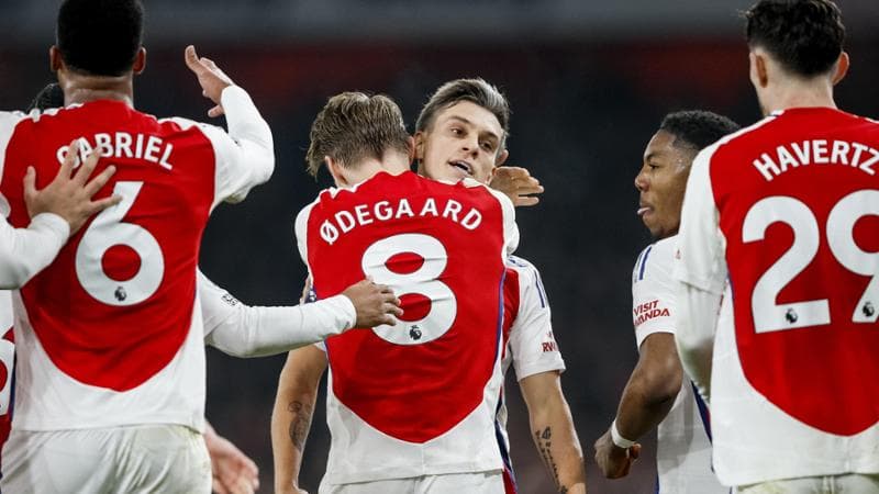 Trossard festeggiato dai compagni dopo aver segnato il 2-1
