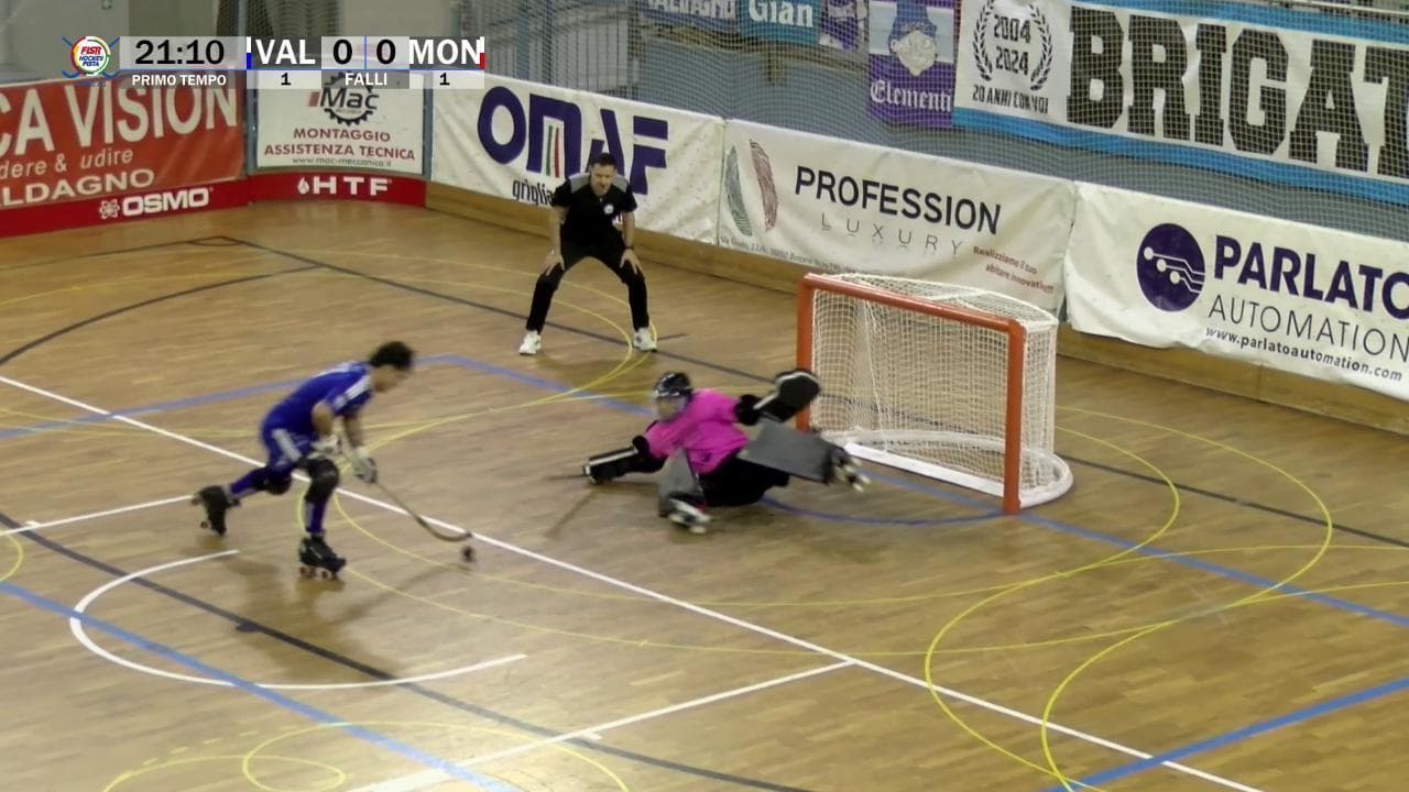 Acrobazie davanti alla porta: spettacolo hockey pista