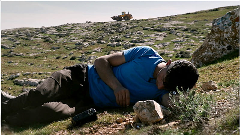 Basel Adra in una scena di No other land, documentario girato nel 2023 da quattro giovani attivisti palestinesi e israeliani e premiato agli European Film Awards