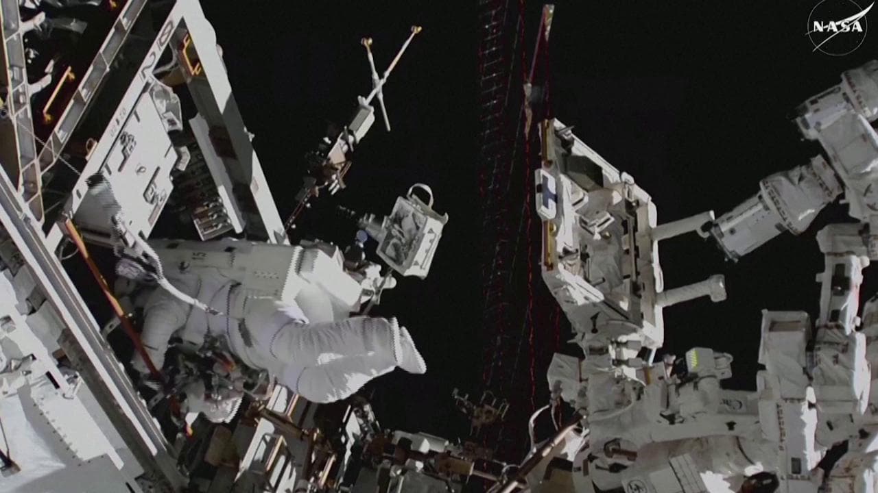 Nasa, astronauta bloccata da 7 mesi in orbita esce per una passeggiata spaziale