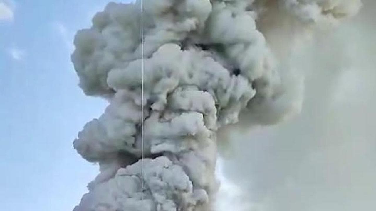 Esplosioni in un'azienda di batterie a Trissino: la colonna di fumo vista dalla strada