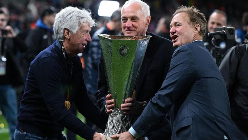 tephen Pagliuca (a destra) solleva l’Europa League dell’Atalanta insieme al presidente Percassi e al tecnico Gasperini (foto: Getty)