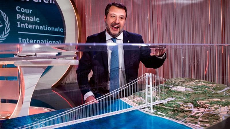 Matteo Salvini con il plastico del Ponte, ospite di Vespa
