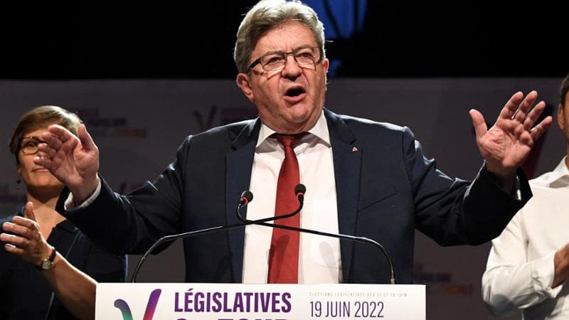 Svolta nella sinistra francese: i socialisti non votano con Mélenchon la sfiducia a Bayrou