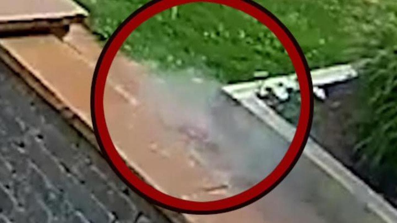 Canada: meteorite cade davanti a una casa, le telecamere di sicurezza riprendono l'impatto