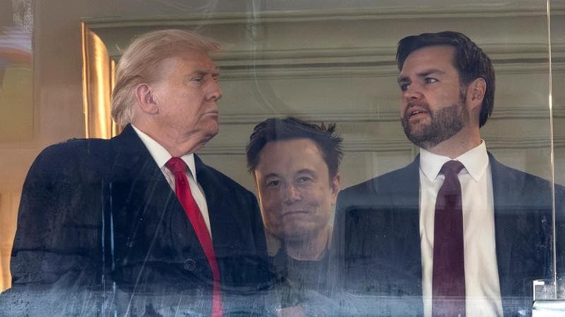 Donald J. Trump, con il suo consigliere Elon Musk, fondatore di Tesla, l’uomo più ricco del mondo e il vicepresidente eletto J.D. Vance in una foto di un mese fa. Foto Getty Images
