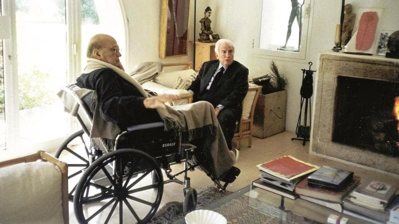 Craxi seduto con Francesco Cossiga nella sua casa di Hammamet