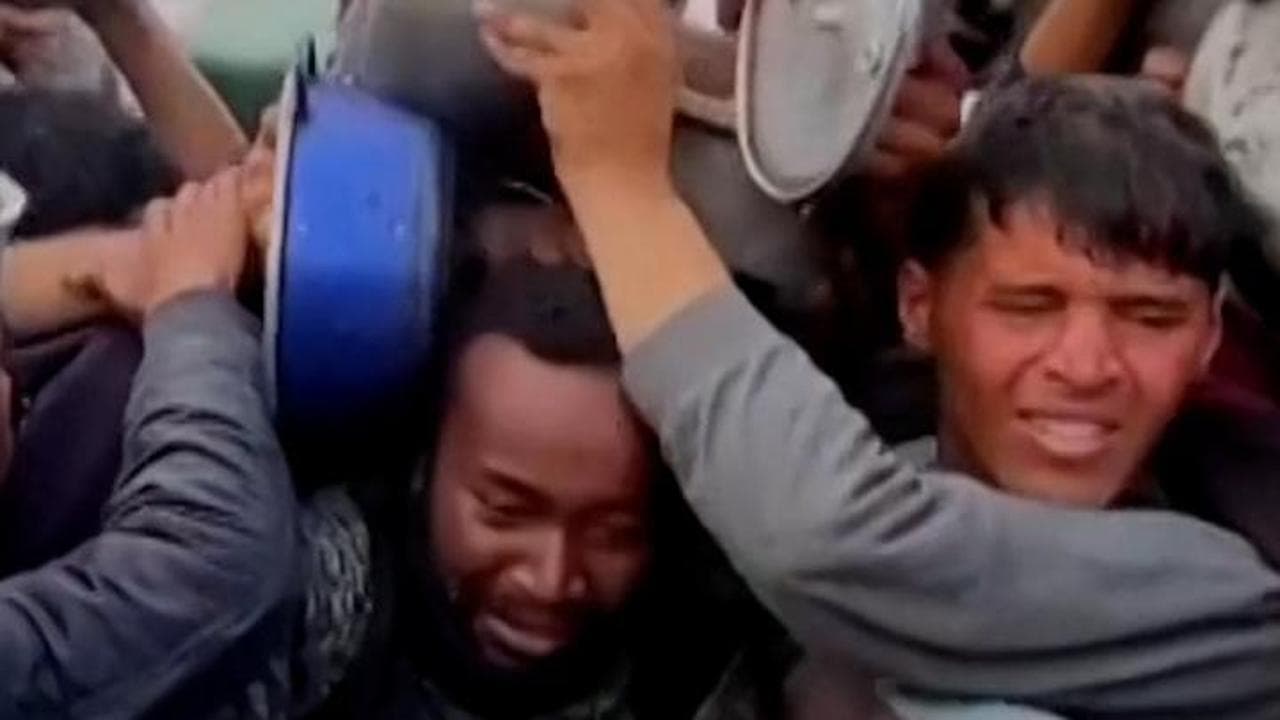 A Gaza si fa la fame: la drammatica battaglia per un piatto di zuppa a Khan Younis