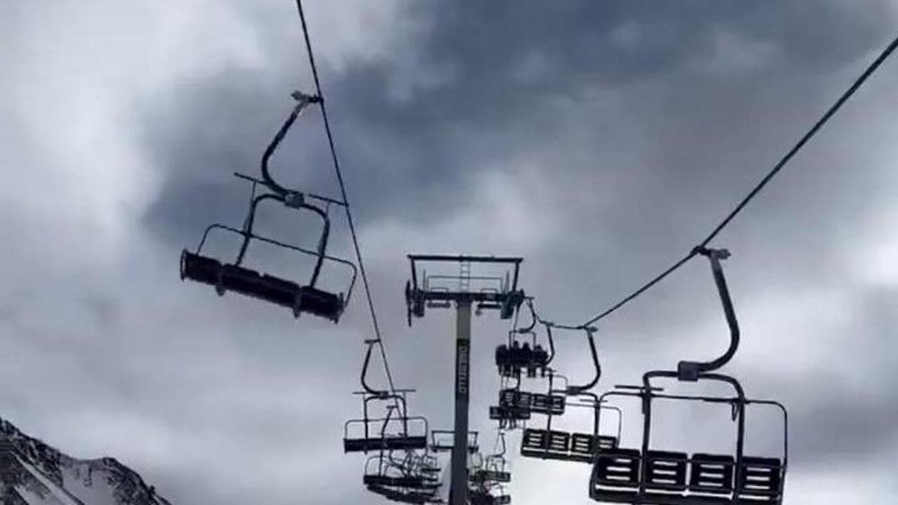 Spagna, cade una seggiovia ad Astún: i sedili della struttura ondeggiano dopo l'incidente