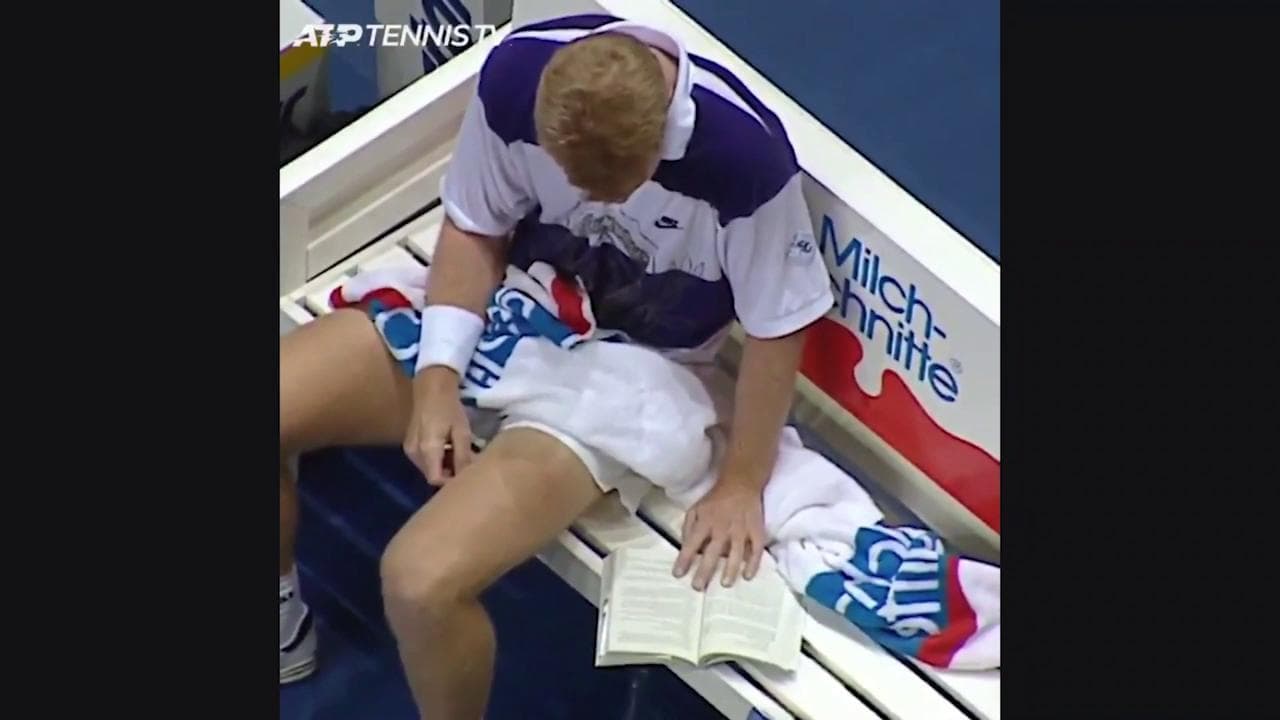 Jim Courier legge un libro durante il cambio campo