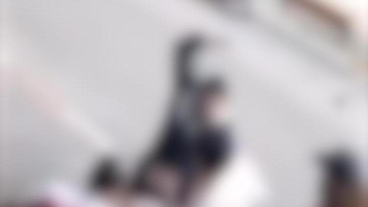 Attacco con il coltello a Tel Aviv: l'aggressione ripresa da una telecamera di sicurezza