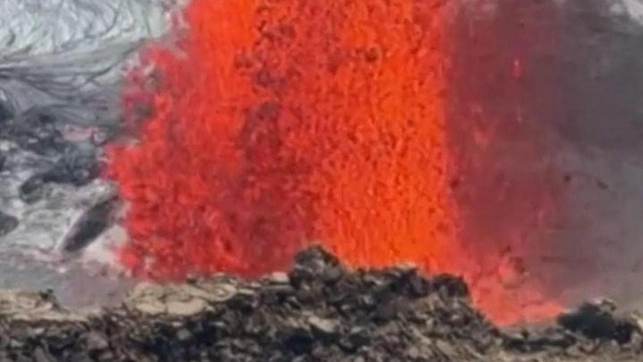 Hawaii, eruzione del vulcano Kilauea: il getto di lava visto da vicino