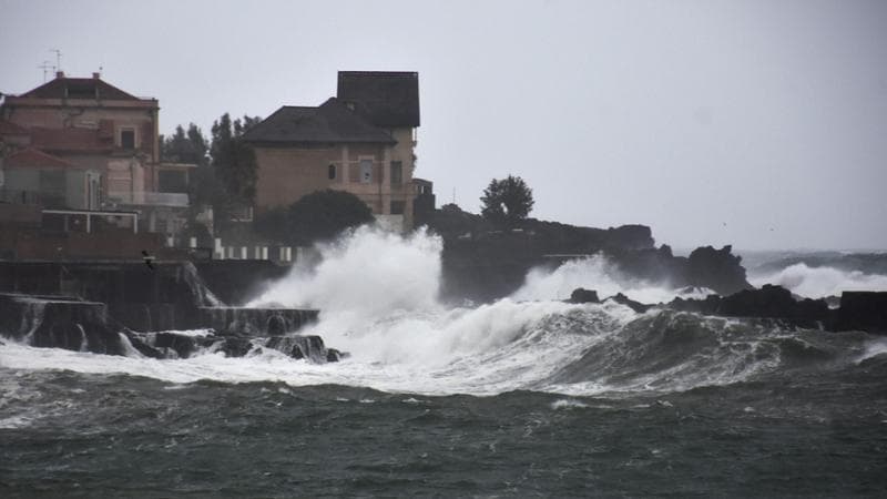 Il lungomare di Ognina, a Catania, flagellato da una violenta mareggiata
