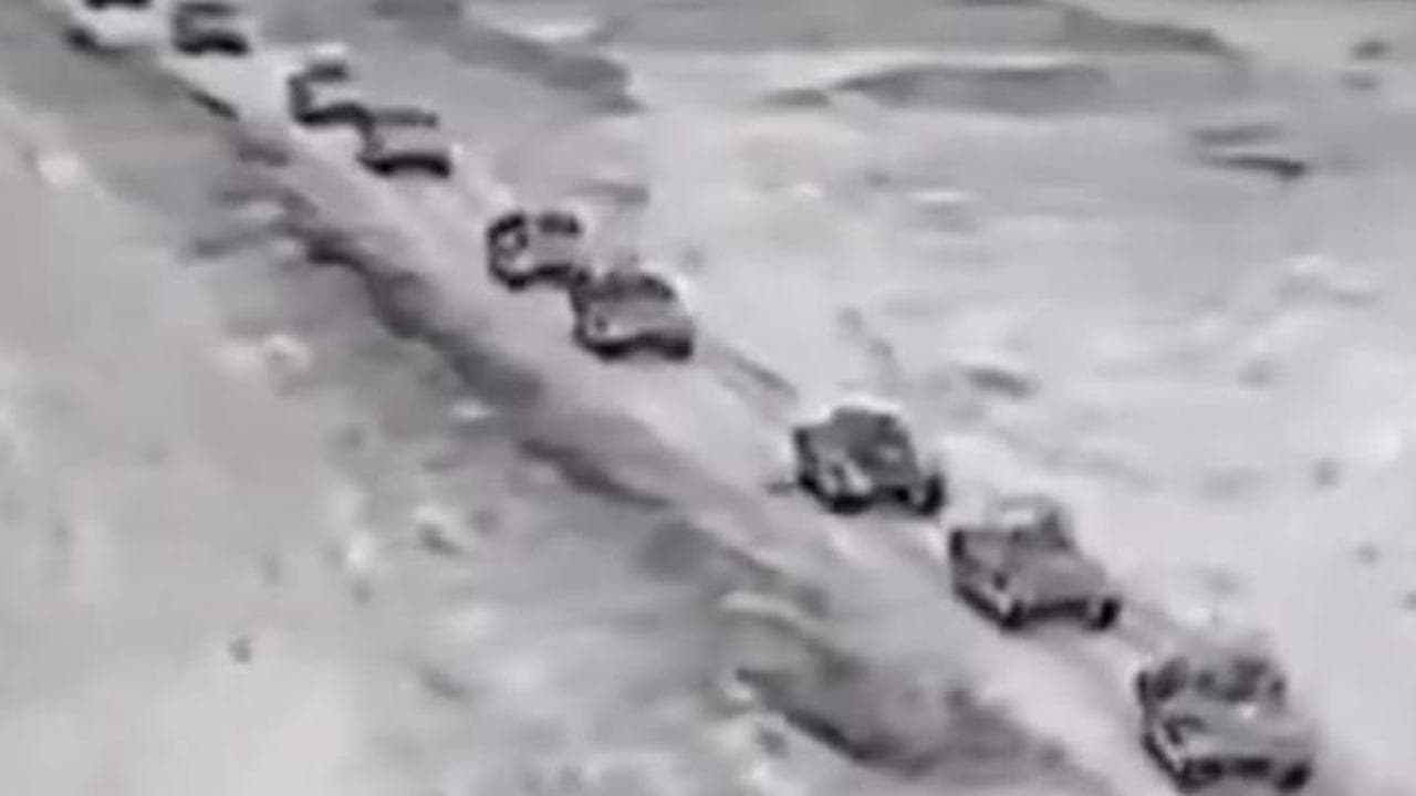 Gaza, l'esercito israeliano inizia il ritiro delle truppe dalla Striscia: la fila di tank in marcia
