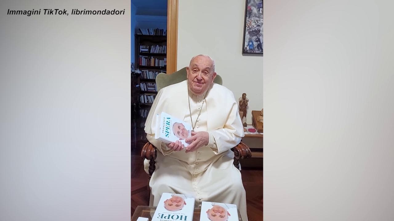 Papa Francesco debutta su TikTok: Bergoglio presenta la sua autobiografia "Spera"