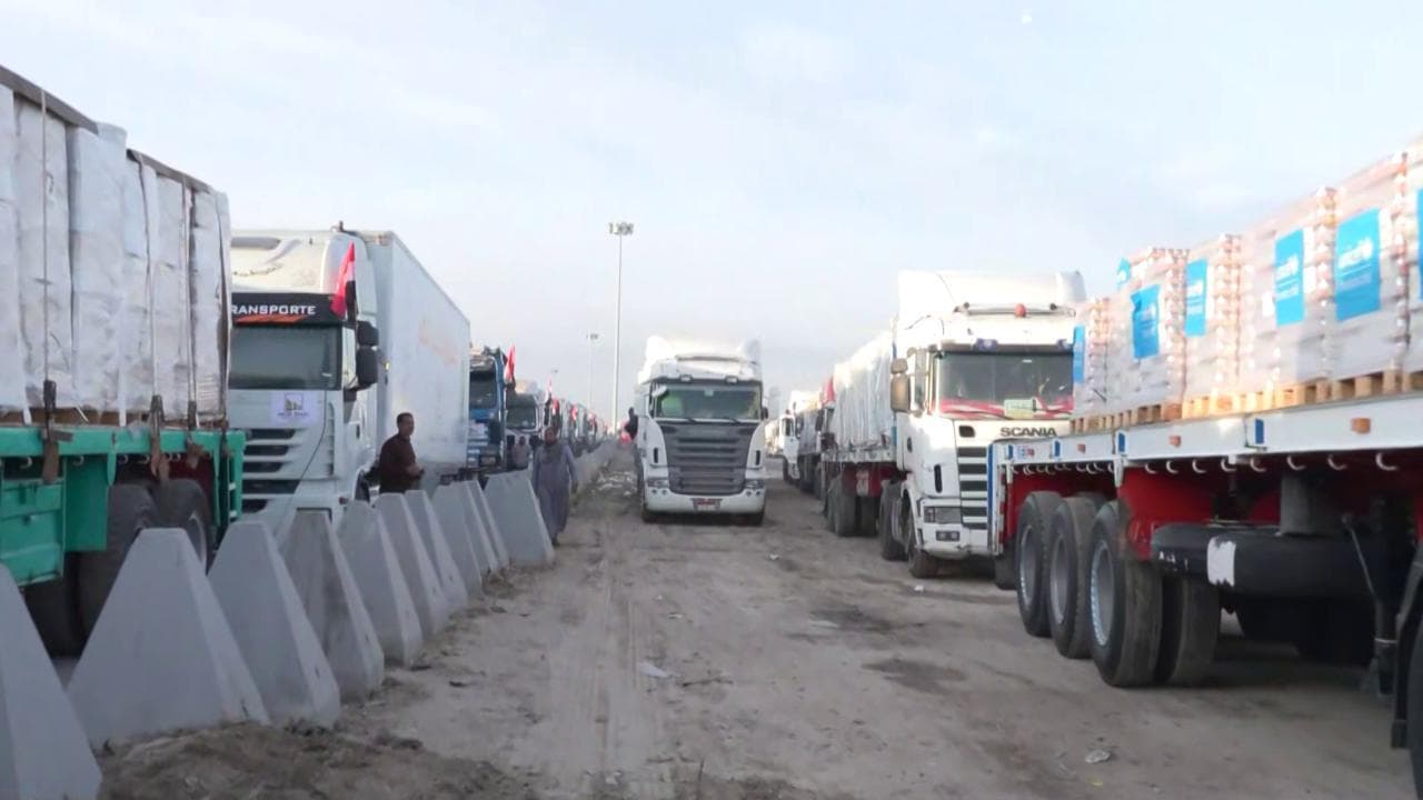 Camion di aiuti umanitari si dirigono verso Gaza: la coda di veicoli incolonnati al valico di Rafah
