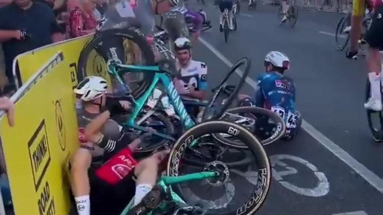 Ciclismo, terribile caduta in Australia nella prima gara del 2025: un atleta vola tra gli spettatori