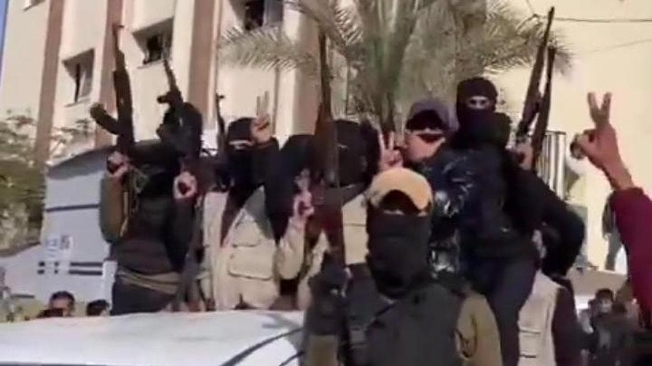 Medio Oriente, miliziani di Hamas sfilano per le strade di Gaza dopo il cessate il fuoco