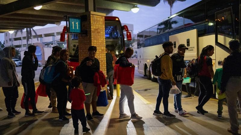 Migranti in viaggio dal Texas verso Chicago, città "santuario"