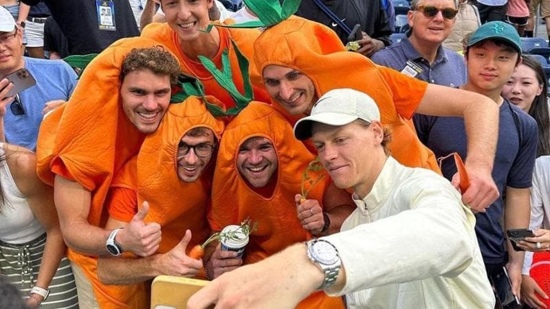 Un selfie di Sinner con i carota boys