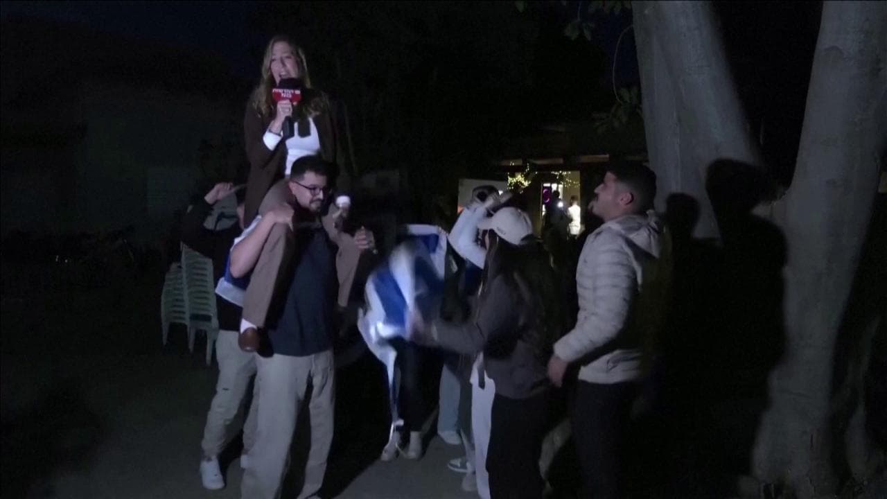 Israele, la gioia dei genitori mentre assistono alla liberazione degli ostaggi