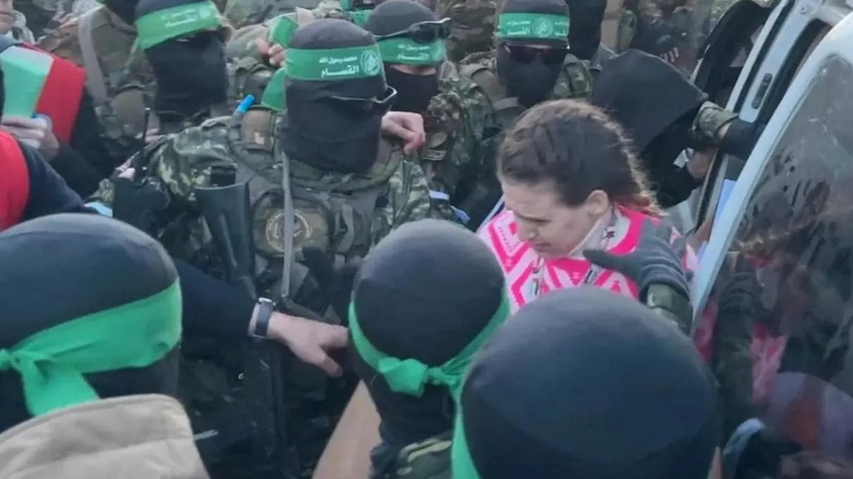 I militanti di Hamas consegnano i primi ostaggi alla Croce Rossa