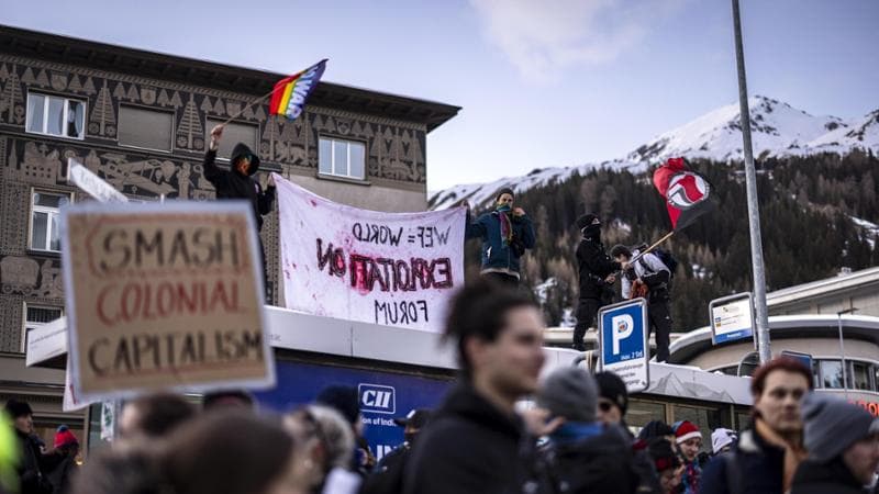 Manifestanti davanti alla sede del World Economic Forum, a Davos, in Svizzera