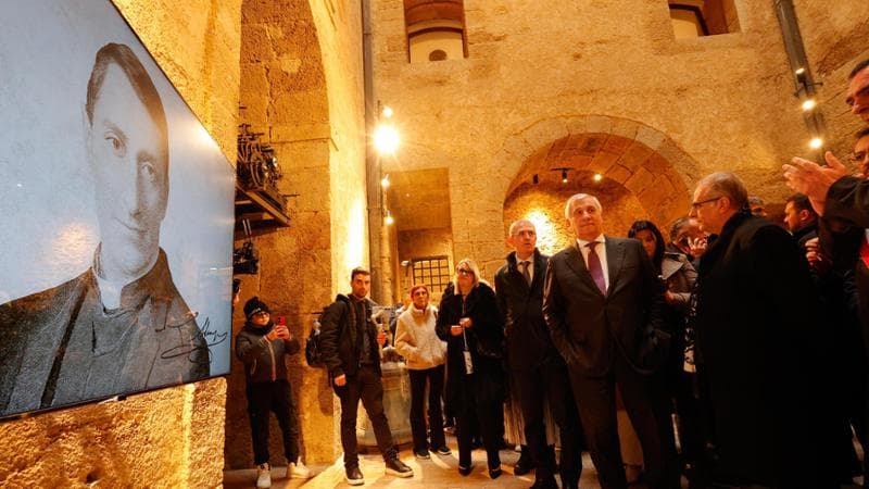 Il ministro degli Esteri italiano Antonio Tajani al Carcere Borbonico durante&nbsp;l’inaugurazione di un ologramma dedicato a Don Luigi Sturzo,&nbsp;in occasione del 106esimo anniversario della fondazione del Partito Popolare Italiano, Caltagirone, 19 gennaio 2025. ANSA/GIUSEPPE LAMI