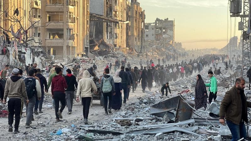 La tregua a Gaza, migliaia in marcia tra le macerie. Dal valico di Rafah arrivano i primi aiuti