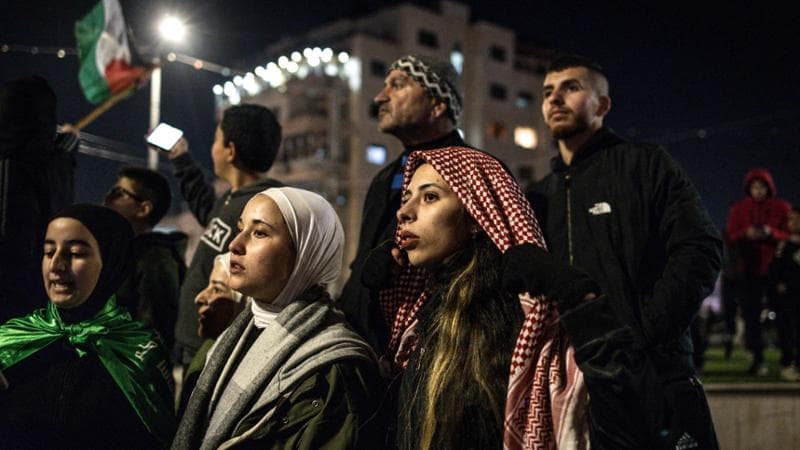 Alla rotonda di Ramallah la rabbia e la festa dei palestinesi: “La resistenza non si ferma”