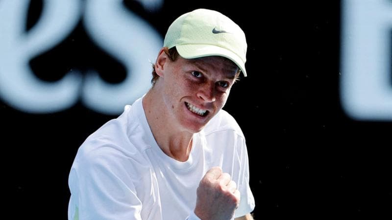 Jannik Sinner esulta a fine match