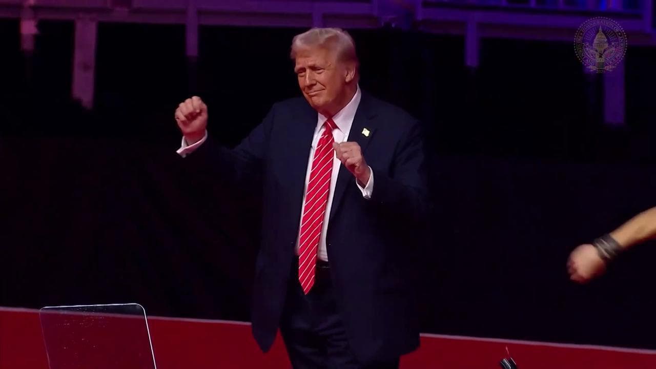 Trump balla YMCA e festeggia con i Village People a Washington