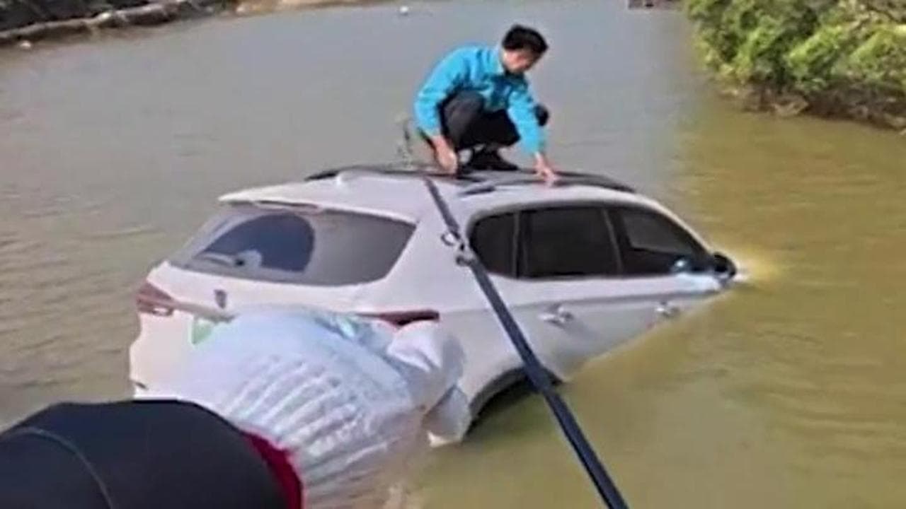 Cina, la pesca "miracolosa" nel lago a Shenzhen: all'amo c'è un Suv