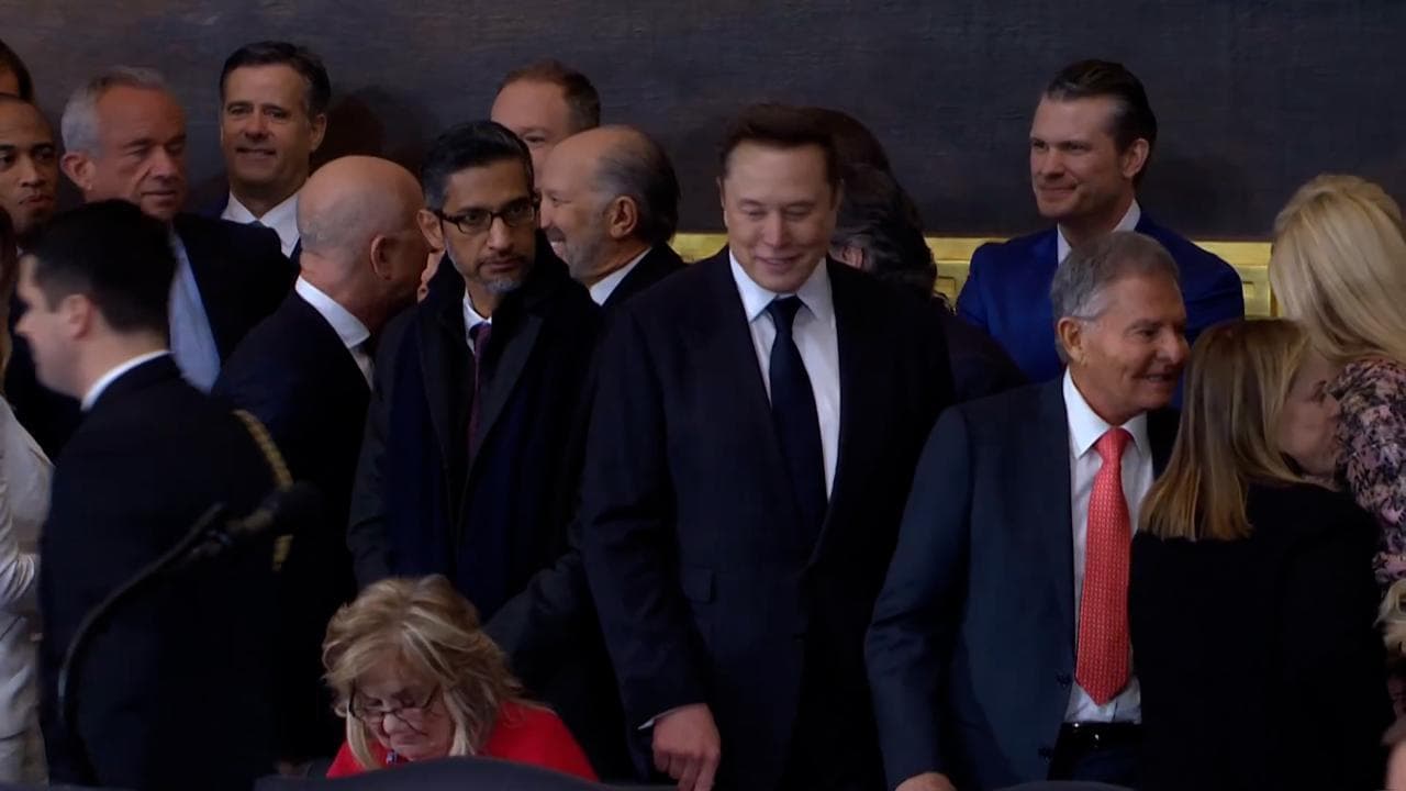 Zuckerberg, Bezos e Musk: i tre uomini più ricchi del mondo in prima fila al giuramento