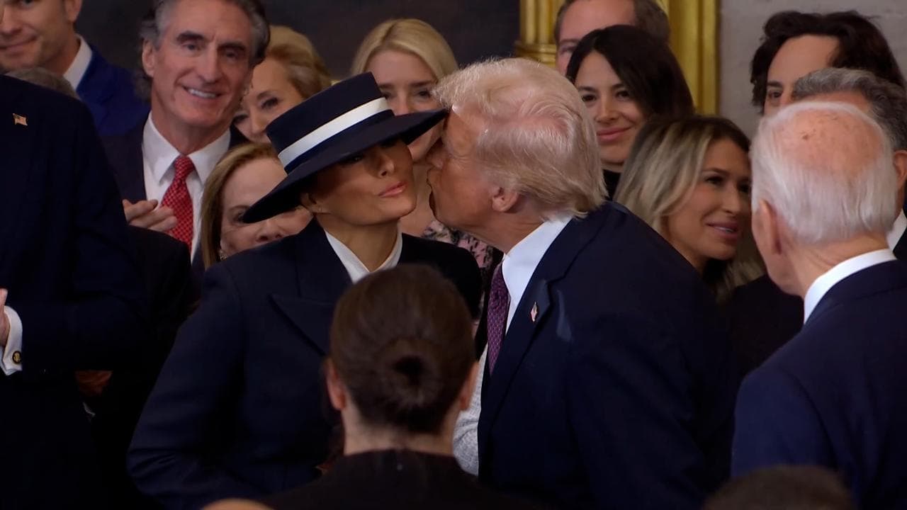 L'ingresso di Trump nella rotonda di Capitol Hill: ovazione e il "finto" bacio con Melania
