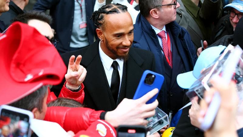 Lewis Hamilton circondato dall'affetto dei tifosi della Ferrari