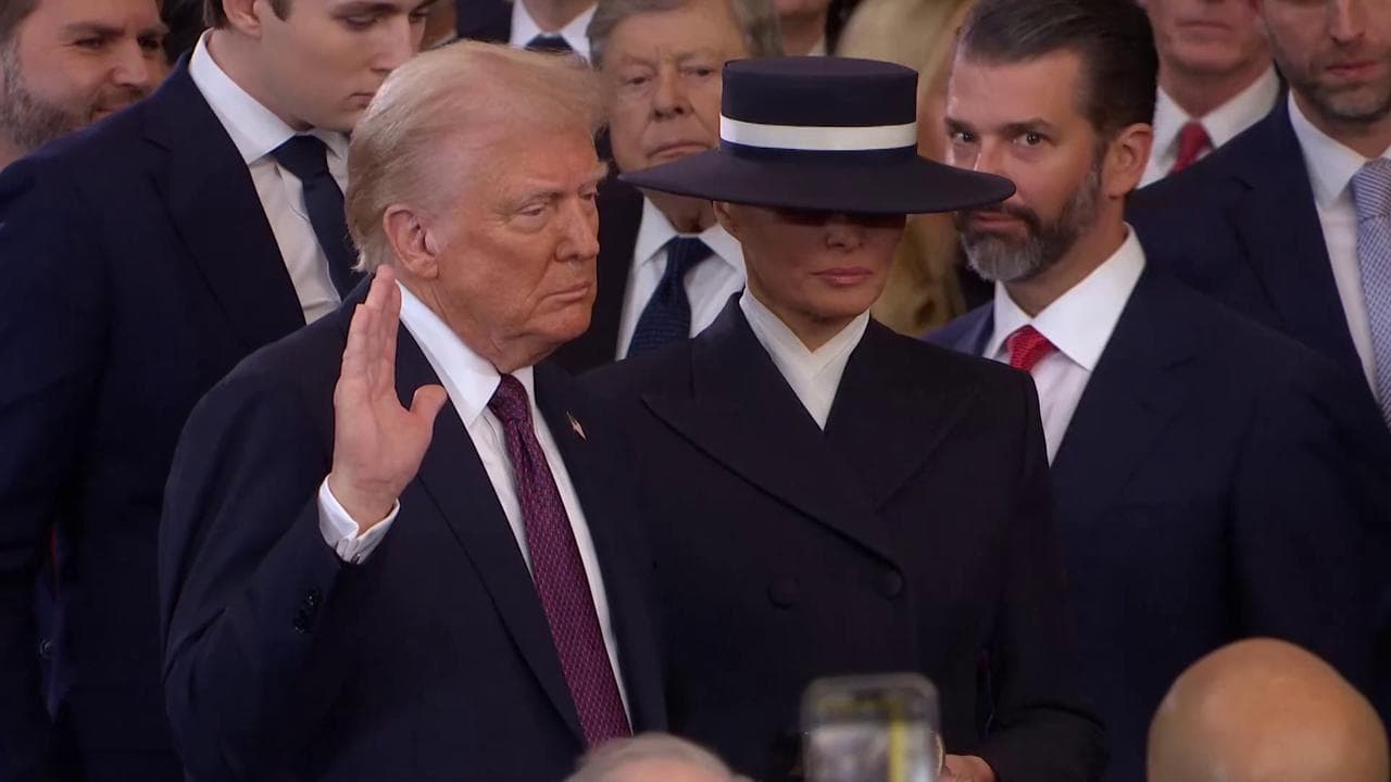 Stati Uniti, Trump giura ma non appoggia la mano sulle bibbie della madre e di Abramo Lincoln